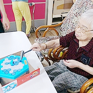 106.04.10 手眼協調，敲敲冰塊，企鵝落地